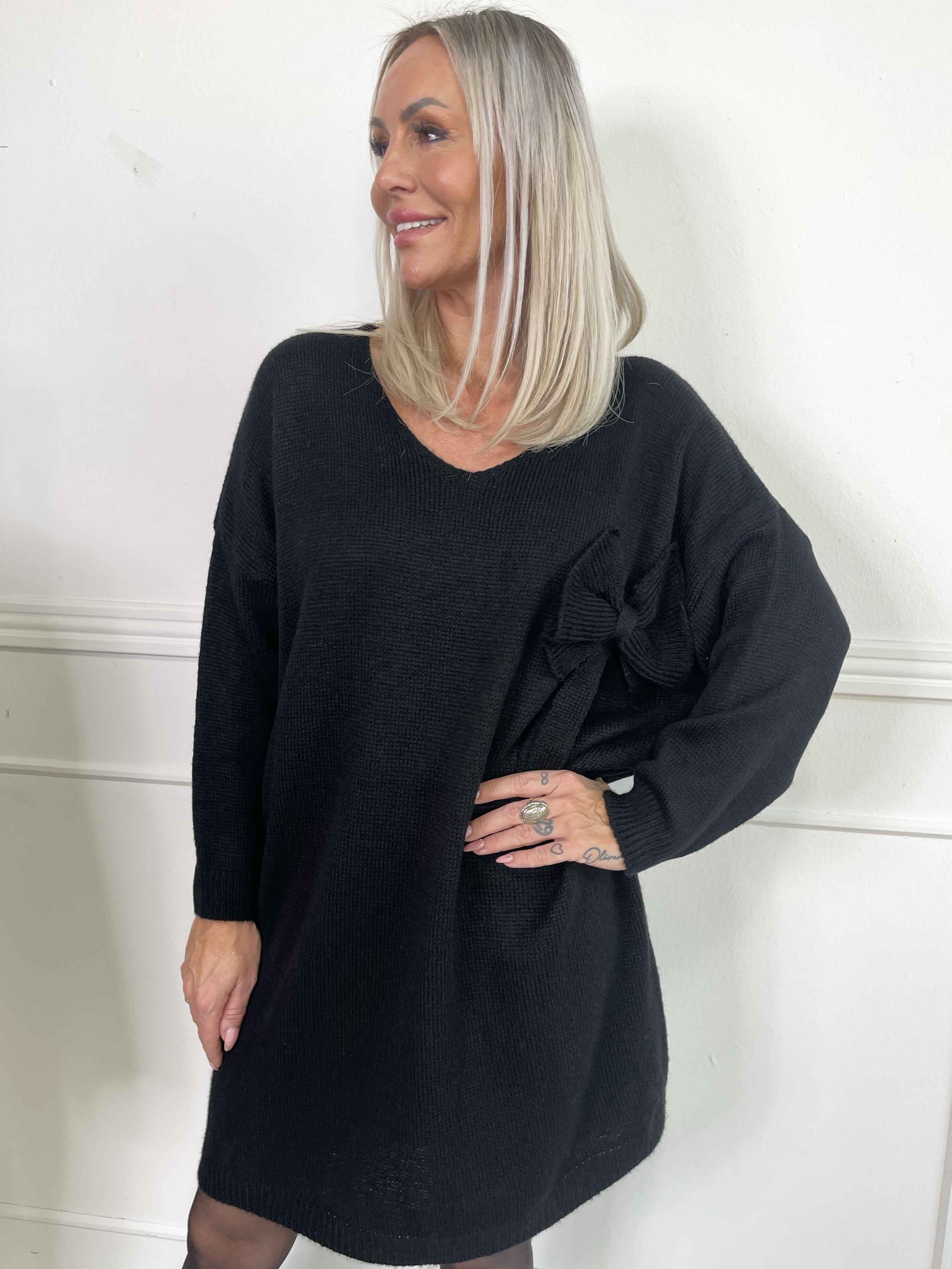 Berra - Strikkjole med bånd og sløjfe